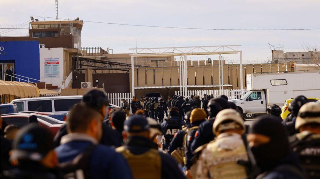 Security forces gather outside a prison facility, indicating preparedness and authority in maintaining order.